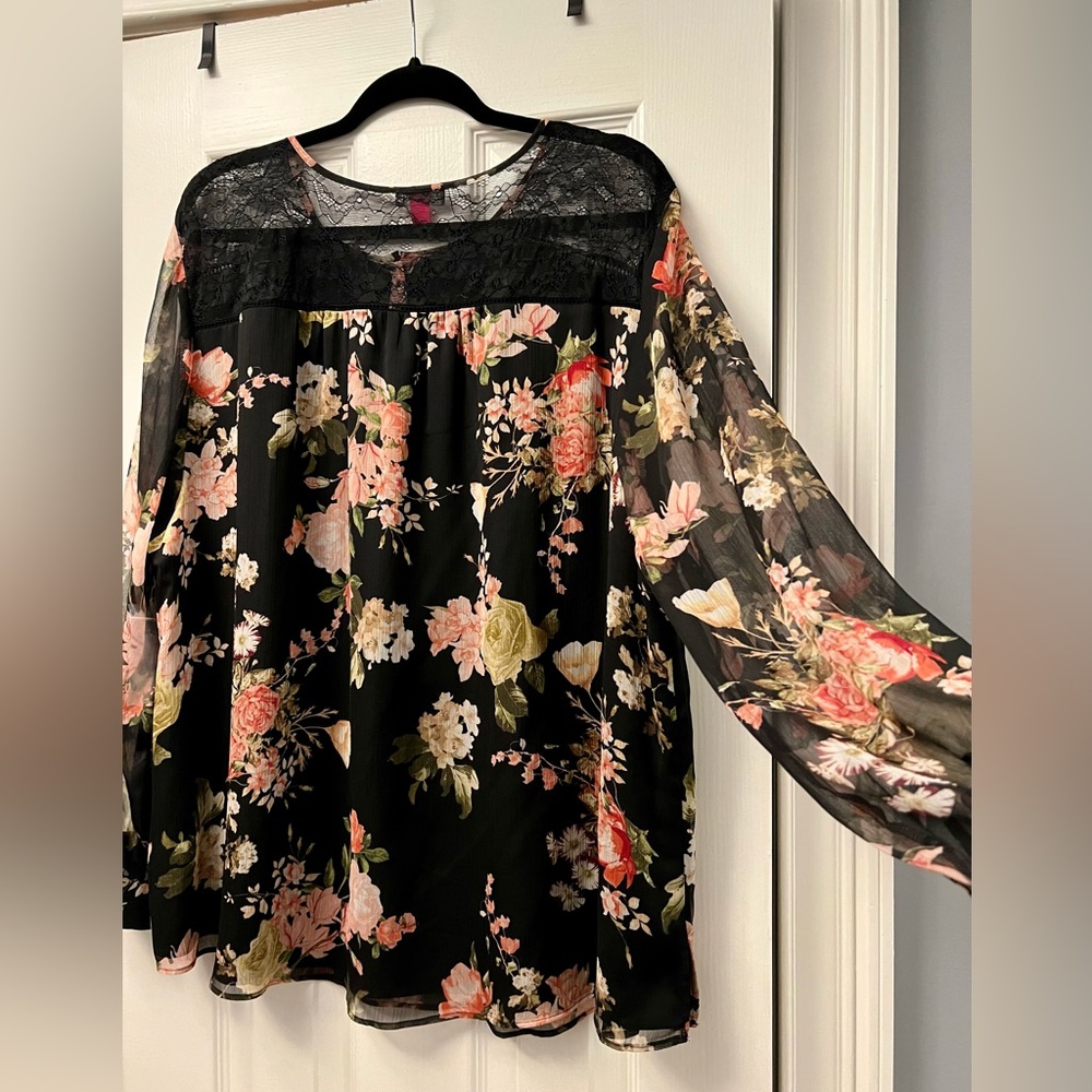Lovely VINCE CAMUTO floral top 3X